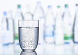 Fototapeta  - Glas Mineralwasser