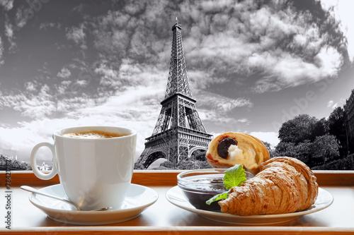 Naklejka dekoracyjna Coffee with croissants against Eiffel Tower in Paris, France