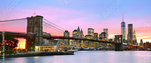 Nowoczesny obraz na płótnie Panoramic view of Manhattan and Brooklyn Bridge at dusk