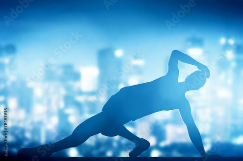 Fototapeta na szkło Hip hop, break dance w wykonaniu młodego człowieka w światłach miasta