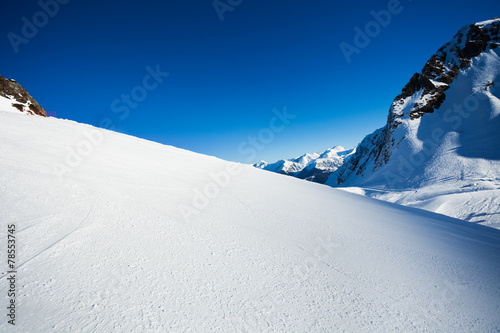 Fotografía Snow view and Caucasus mountains, Sochi ski resort
