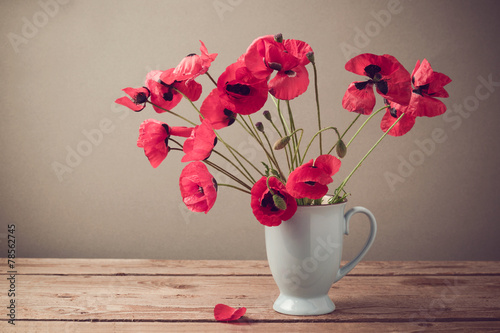 Tapeta ścienna na wymiar Poppies in cup on wooden table