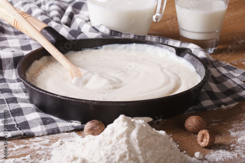 Photographie preparation of bechamel sauce in a pan, horizontal