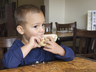 Child eating cake i