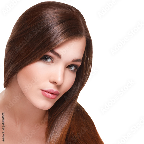 Naklejka - mata magnetyczna na lodówkę Atrakcyjna młoda dziewczyna z długimi brązowymi włosami