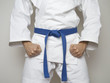 Kampfsport Kämpfer blauer Gürtel Anzug
