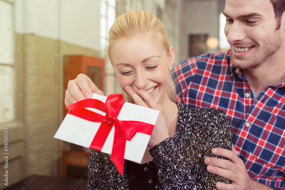 junge frau freut sich über ein geschenk