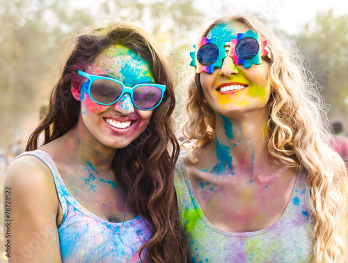 Fotografía Portrait of happy girls on holi color festival