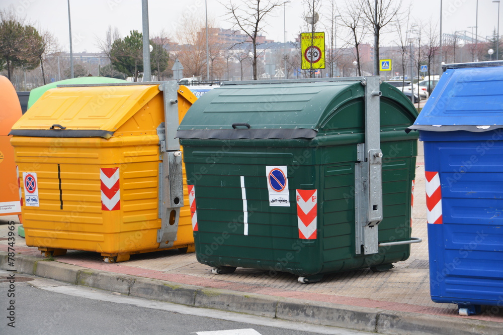contenedores para el reciclaje de basura Stock Photo | Adobe Stock