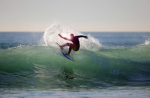 Surfer In Grüner Welle
