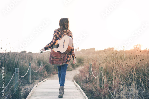 Fotografía Beautiful Young Woman with guitar at Outdoors