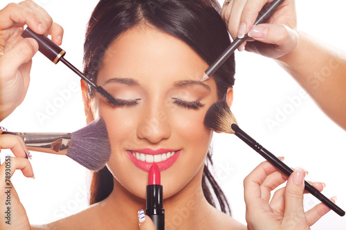 Fotografía Mujer joven que consigue la belleza y maquillaje tratamiento profesional
