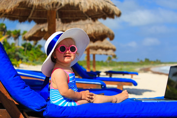 Wall Mural - cute little girl in big hat on summer beach