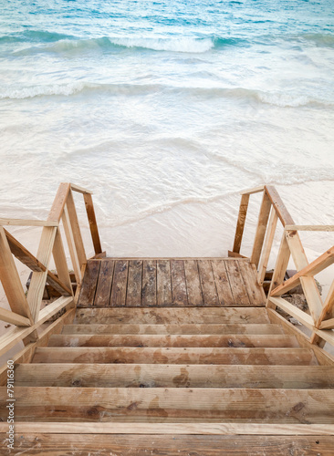 Naklejka na szybę Empty wooden stairs goes to the sea