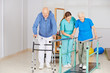 Senioren auf Laufband bei Krankengymnastik