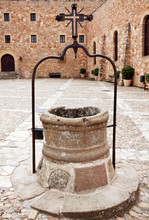 The Courtyard With A Well In Bishops Castle Siguenza. Castillo D