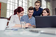 © contrastwerkstatt - kreatives junges team arbeitet an einer idee