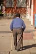 anciano caminando por la calle