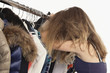 © mariesacha - jeune fille pleurant sur ses vêtements