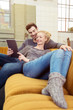© contrastwerkstatt - modernes junges paar liegt zuhause auf dem sofa