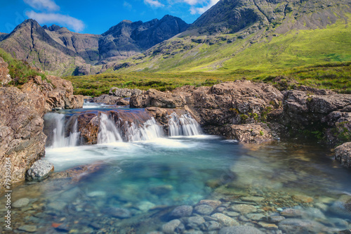 Fotomural Small waterfall on the Isle of Skye in Scotland