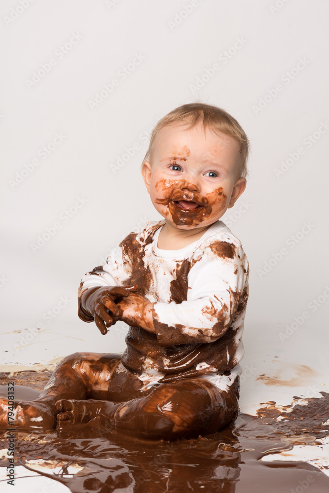 Fototapeten Kleines Baby mit Schokolade verschmiert - Nikkel-Art.ch