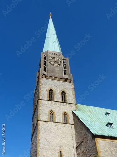 Der Kirchturm der Altstädter Nicolaikirche in Bielefeld in ...