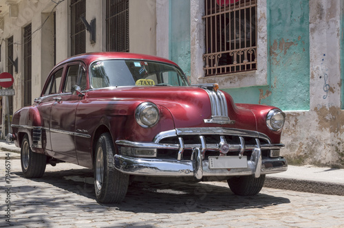 Obraz w ramie Red taxi in Old Havana, Cuba