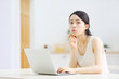 © naka - ノートパソコン・若い女性