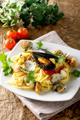 Wall Mural - Spaghetti with salmon, clams and mussels