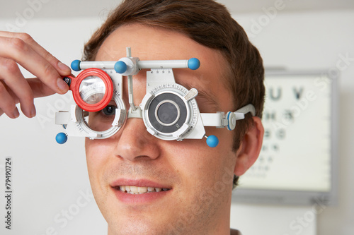 Fotografía Hombre que tiene optométrica En optometrista