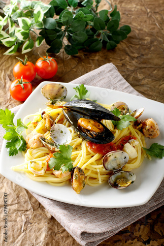 Spaghetti with salmon, clams and mussels Billede på lærred