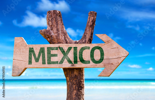 Fotografija Mexico wooden sign with a beach on background