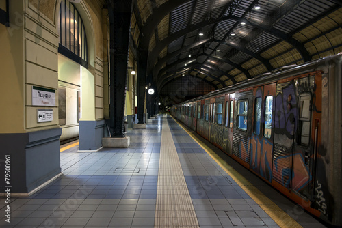 Dekoracja na wymiar  pociag-na-stacji-metra-czeka-na-odjazd