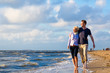 © Kzenon - Paar rennt durch Wellen und Sand am Strand