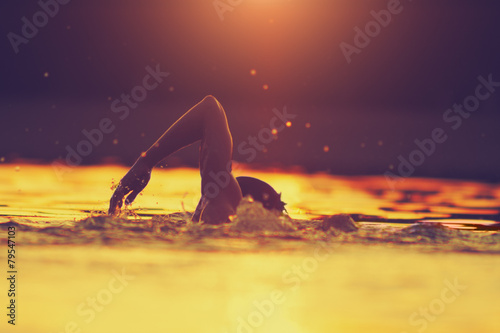 Fotografía Swimming in sunset/sunrise tropical colors.