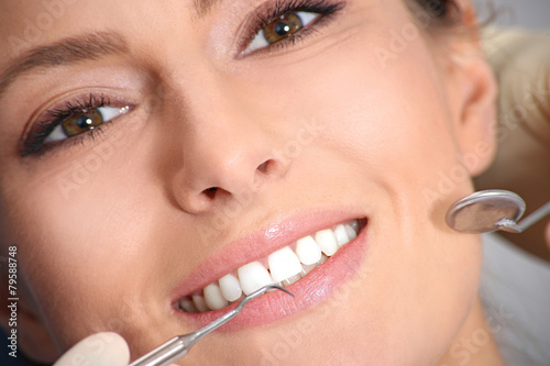 Poster examination of the teeth in the office of the dentist