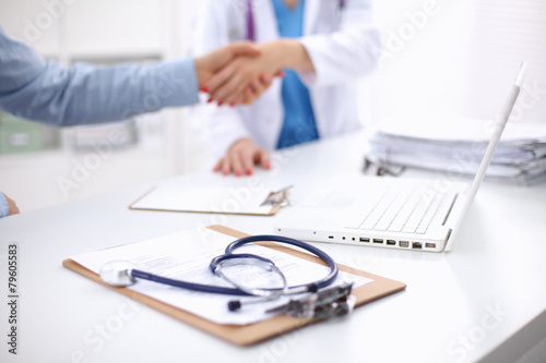 Doctor and Patient isolated on white background Lerretsbilde