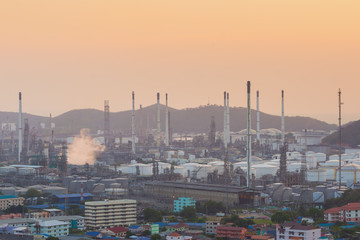 Wall Mural - Oil refinery at twilight sky