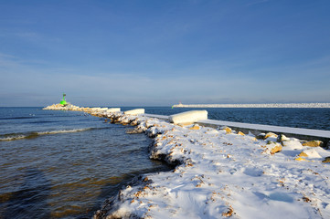 Fototapete - Zimowy falochron, z mała latarnią morska , Gdansk , Polska