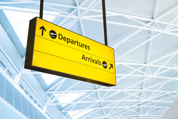 Fototapete - Flight information, arrival and departure board at the airport