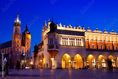 Mata magnetyczna Kościół Mariacki w Krakowie nocą