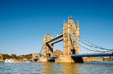 Fototapete - Tower Bridge in London, UK