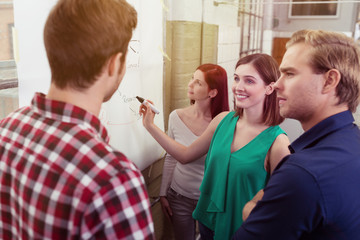 Wall Mural - gruppe diskutiert ideen am flipchart