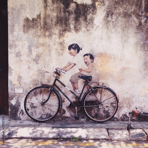 mural-przedstawiajacy-rower-miejska-grafika