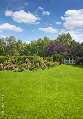 Garten Mit Gartenhaus Kaufen Sie Dieses Foto Und Finden Sie Ahnliche Bilder Auf Adobe Stock Adobe Stock