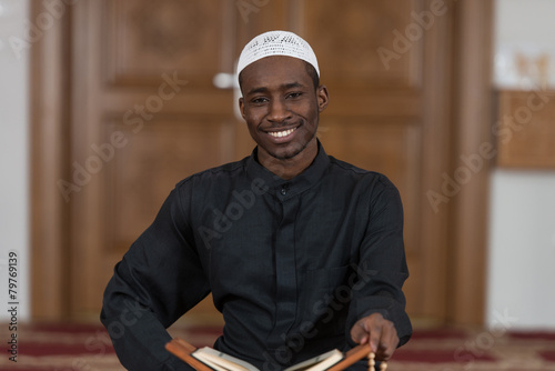 Fotografía Portrait Of Young Muslim Man Smiling