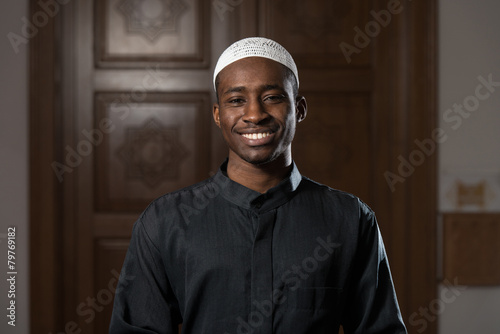 Cuadros en Lienzo Portrait Of A Black African Man In Mosque