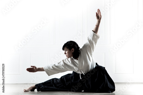 Fotografie, Obraz Krásná žena na sobě hakama zabývá Kung Fu 1