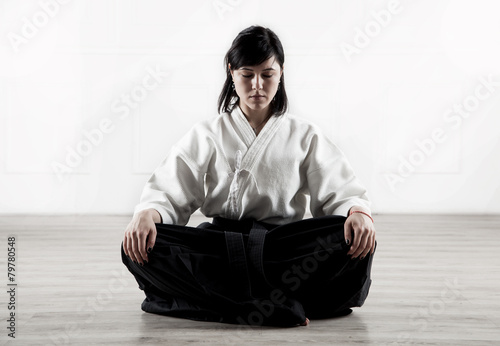Obraz na plátně Krásná, mladá žena meditace ve sportovní hale 1